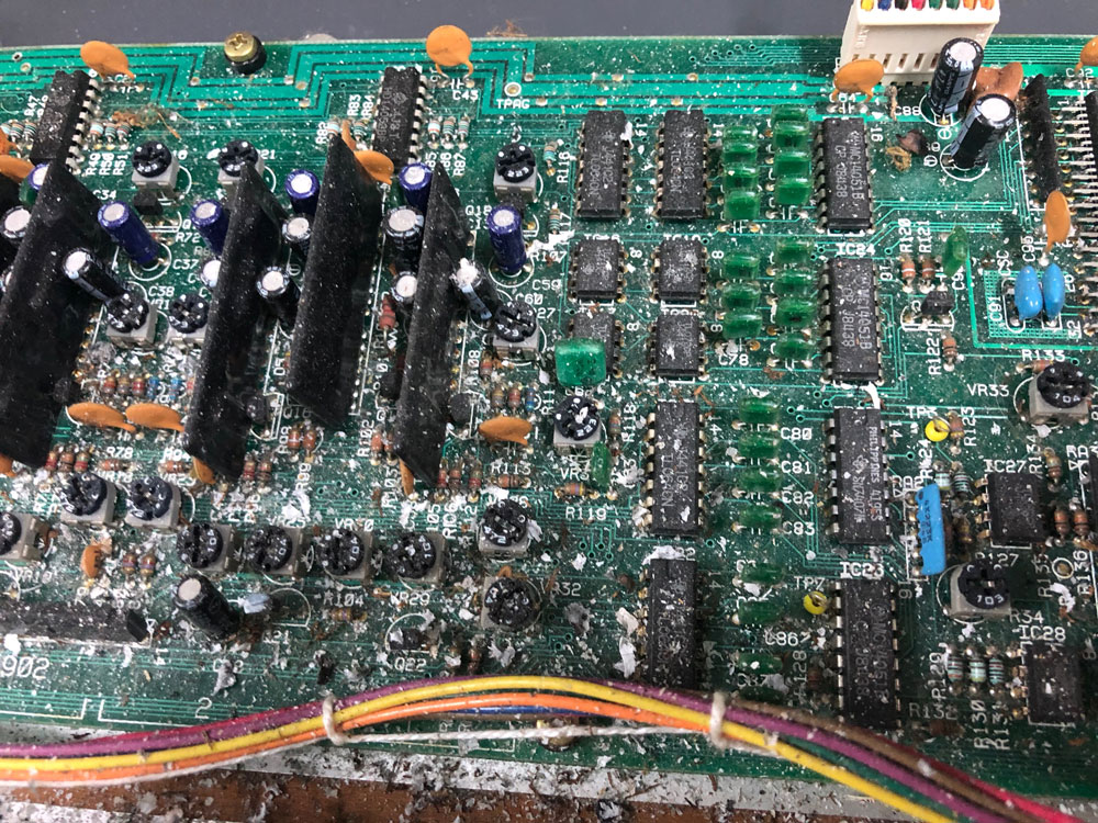 Roland Juno-106 Repair Inside Close 02