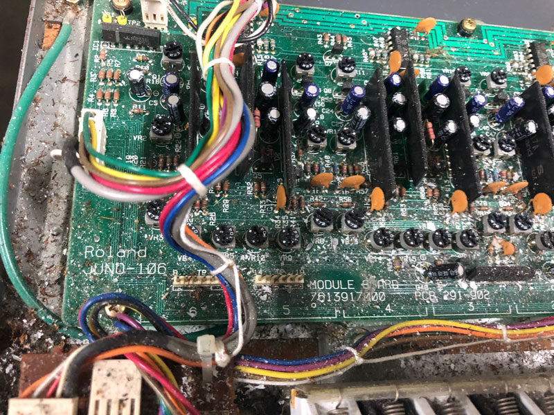 Roland Juno-106 Repair Inside Close 01